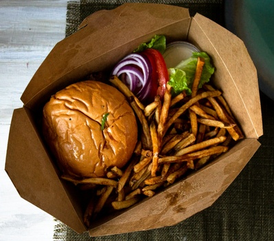 Burger et frites dans une boîte kraft