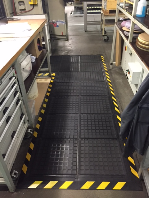 Tapis anti-fatigue Hog Heaven Linkable Yellow extrémité du tapis 1013 x 1110 mm